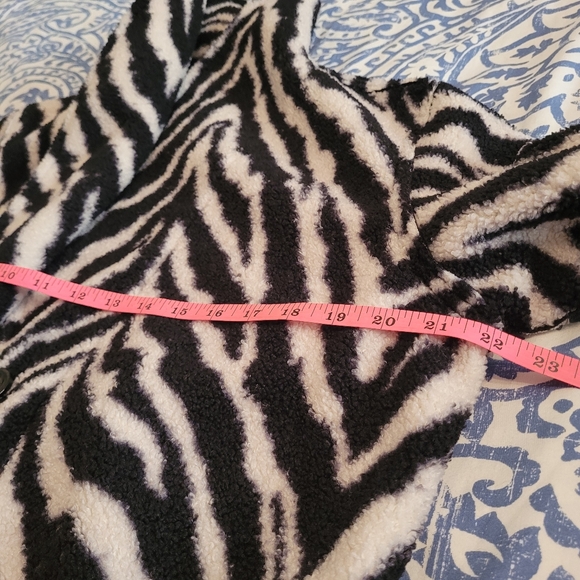 Fleece Jacket, Fashion And Function Blended, Black and Zebra, Reversible,M - Picture 9 of 13